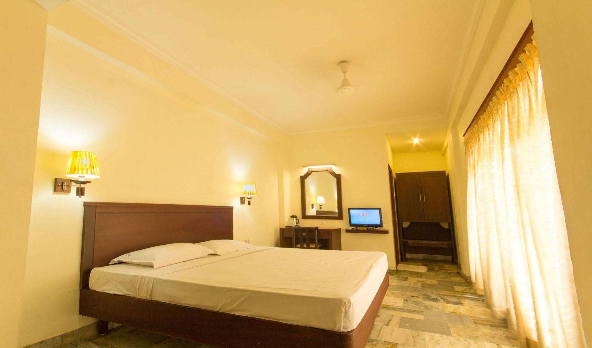 Hotel Aiswarya Kochi Dış mekan fotoğraf